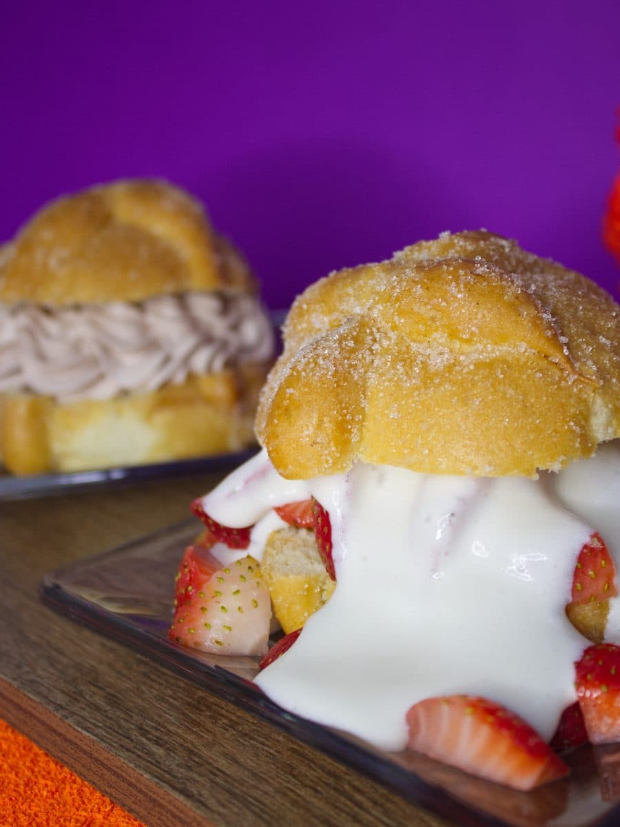 Pan de Muerto + Fresas
